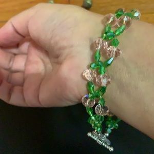 💐Beautiful unique crystal bracelet 💐NWOT with silver tone toggle clasp